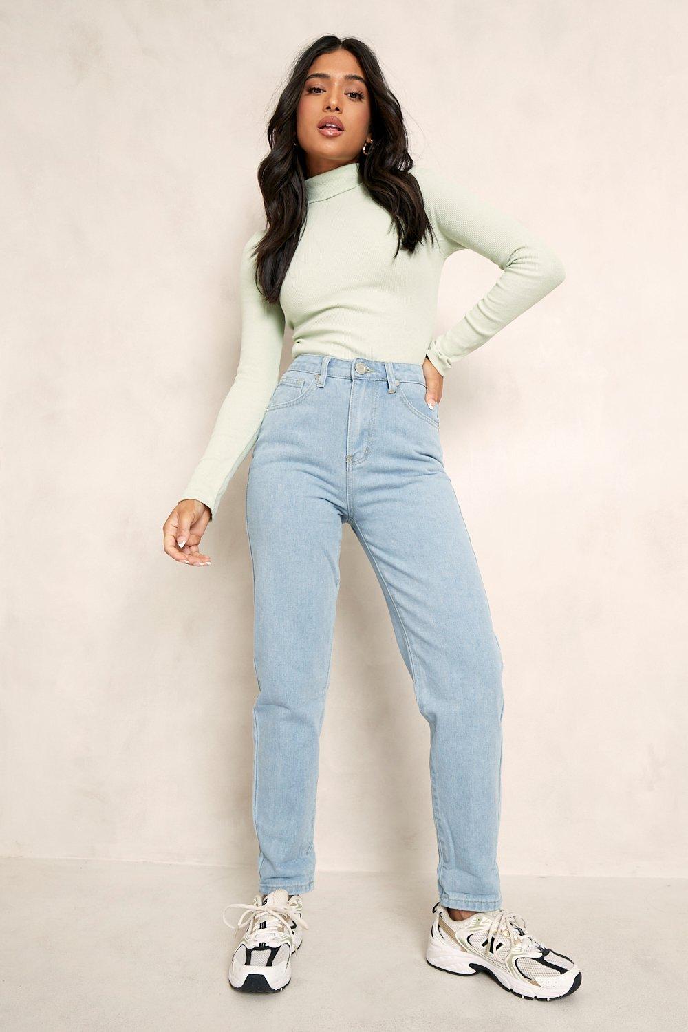 Petite Mom Jeans mit hohem Bund boohoo DE